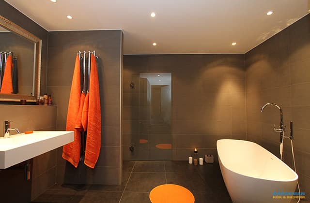 Badrum med fristående badkar