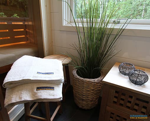 Badrum med glasblock och bastu