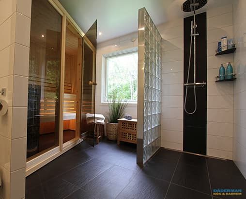 Badrum med glasblock och bastu