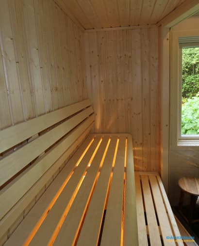 Badrum med glasblock och bastu