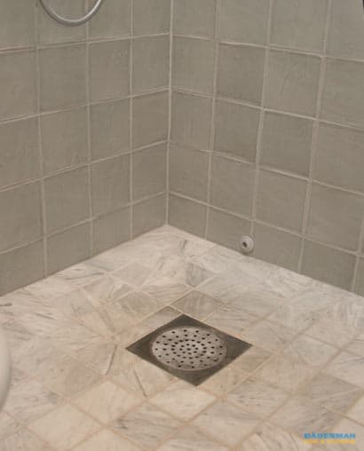 Badrum med glaserat kakel