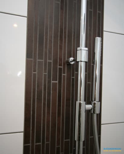 Badrum med golv i brunt klinker