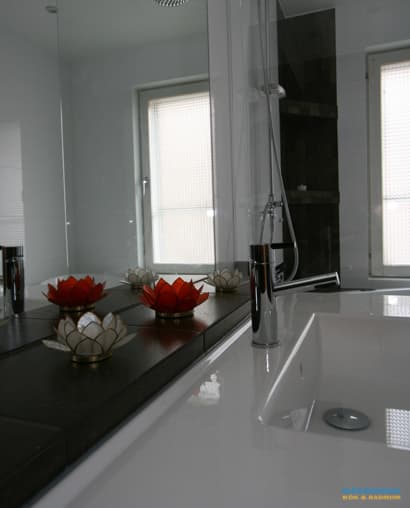 Badrum med ek kommod