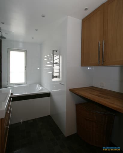 Badrum med ek kommod