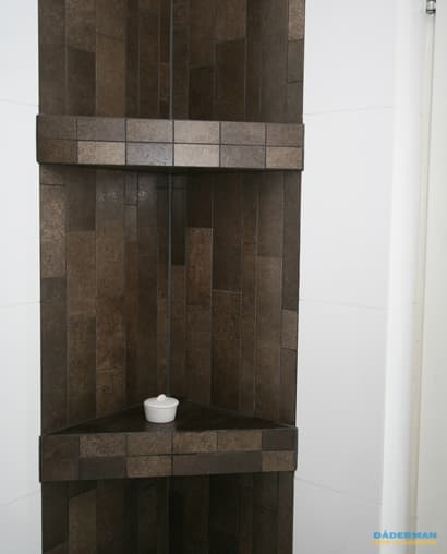 Badrum med ek kommod