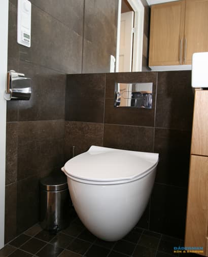 Badrum med ek kommod