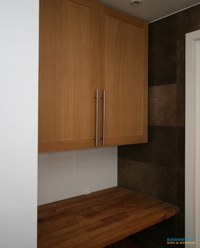 Badrum med ek kommod