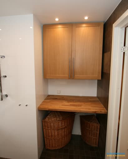 Badrum med ek kommod