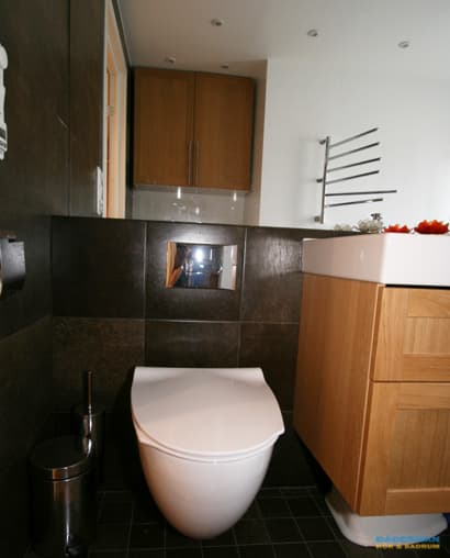 Badrum med ek kommod