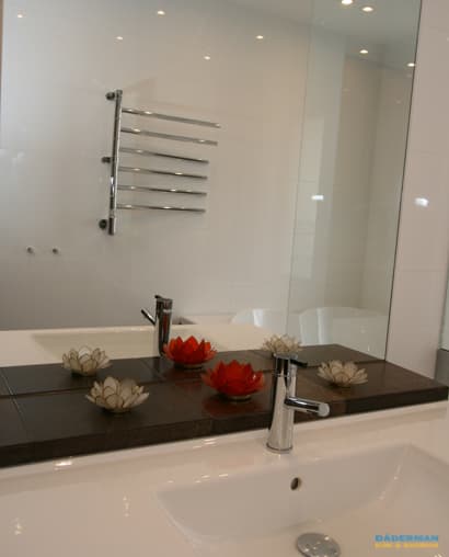 Badrum med ek kommod