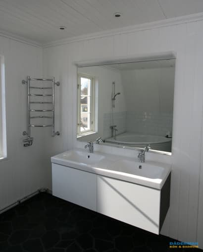 Badrum med hörnbadkar