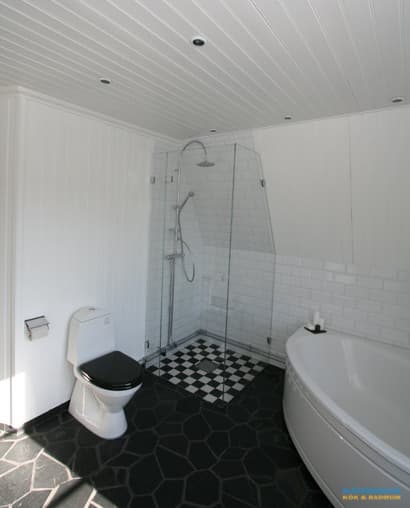 Badrum med hörnbadkar