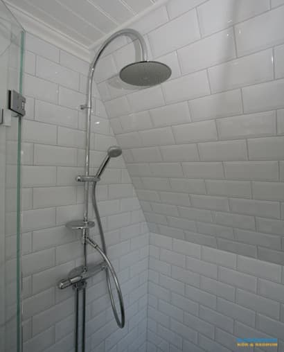 Badrum med hörnbadkar