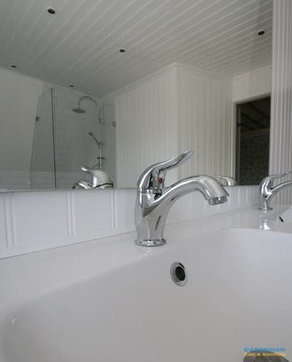 Badrum med hörnbadkar