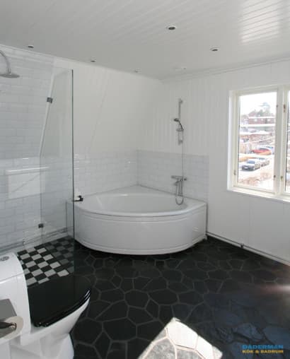 Badrum med hörnbadkar