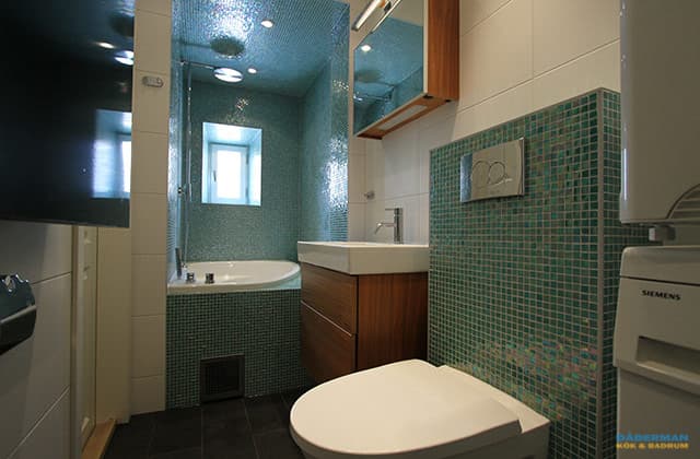 Badrum med inbyggd badplats i blågrön mosaik