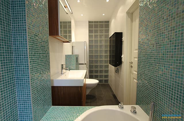 Badrum med inbyggd badplats i blågrön mosaik