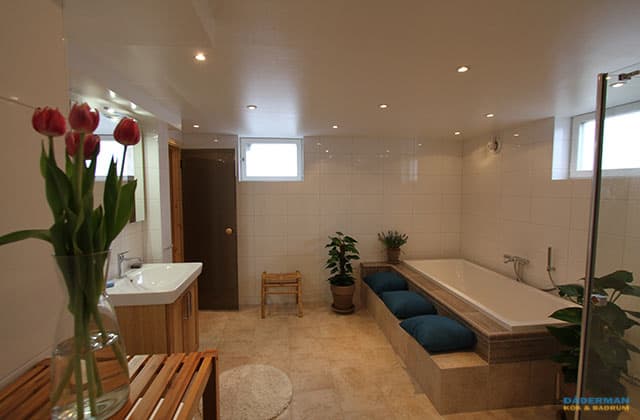 Badrum med inbyggt badkar