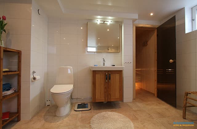 Badrum med inbyggt badkar