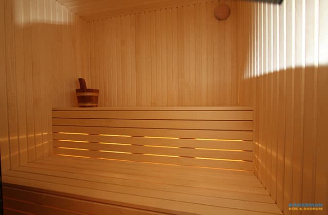 Badrum med inbyggt badkar