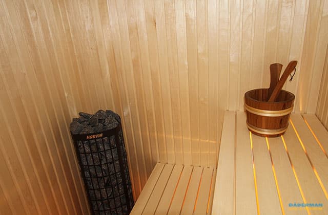 Badrum med inbyggt badkar