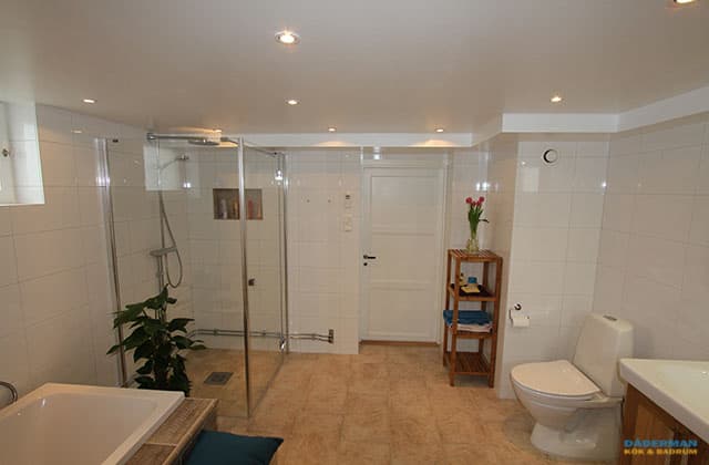 Badrum med inbyggt badkar