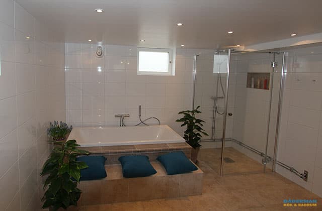 Badrum med inbyggt badkar