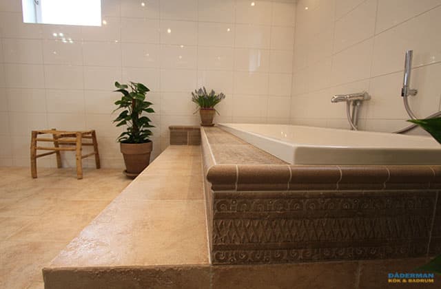 Badrum med inbyggt badkar