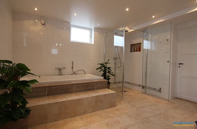 Badrum med inbyggt badkar