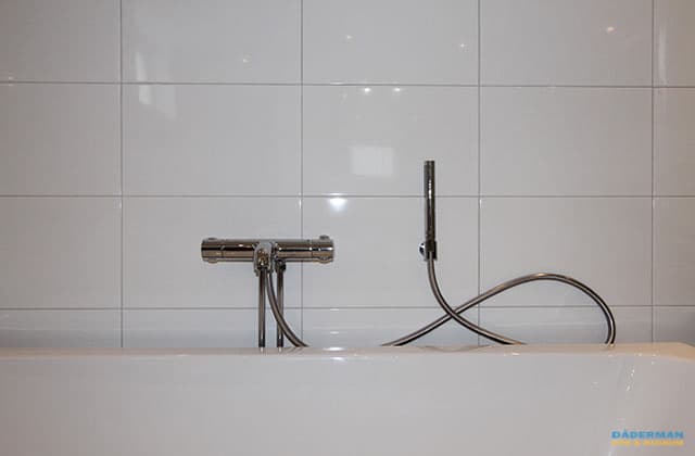 Badrum med inbyggt badkar