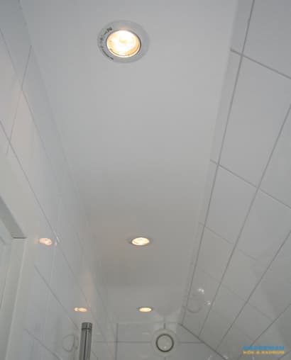 Badrum med inbyggt badkar och bastu