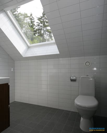 Badrum med inbyggt badkar och bastu