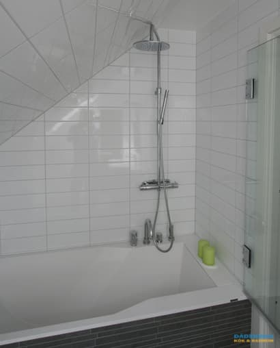 Badrum med inbyggt badkar och bastu