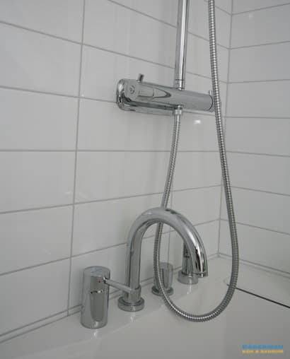 Badrum med inbyggt badkar och bastu