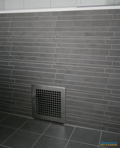 Badrum med inbyggt badkar och bastu