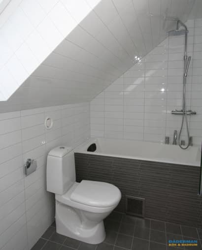 Badrum med inbyggt badkar och bastu