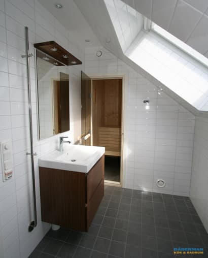 Badrum med inbyggt badkar och bastu