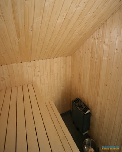 Badrum med inbyggt badkar och bastu