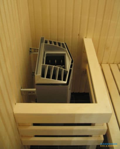 Badrum med infällda rör och bastu