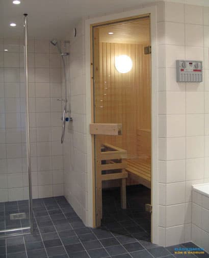 Badrum med infällda rör och bastu