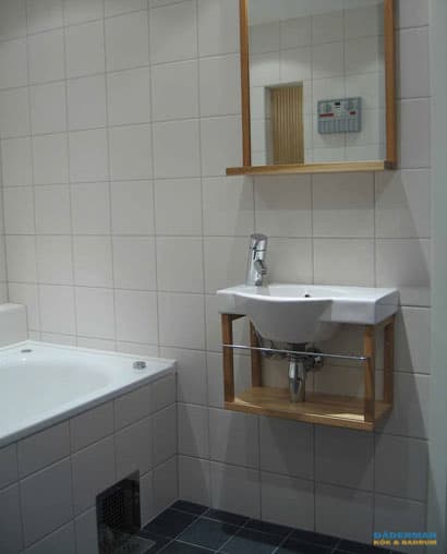 Badrum med infällda rör och bastu