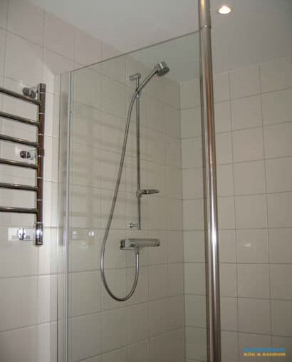 Badrum med infällda rör och bastu