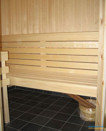 Badrum med infällda rör och bastu