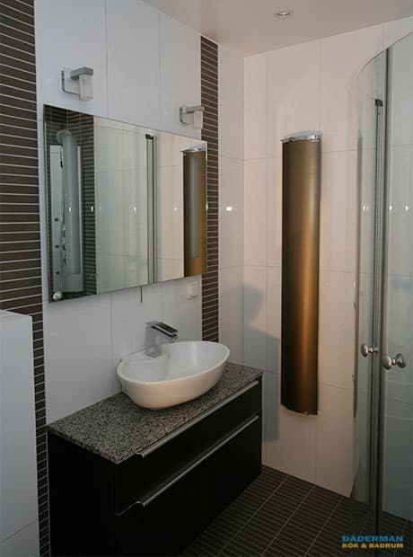 Badrum med inslag av brun mosaik