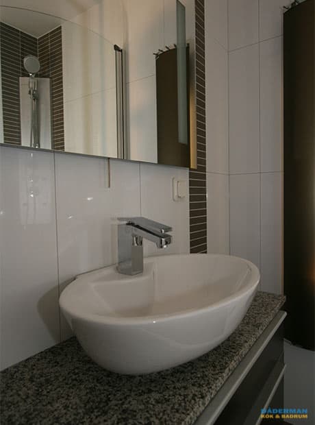 Badrum med inslag av brun mosaik