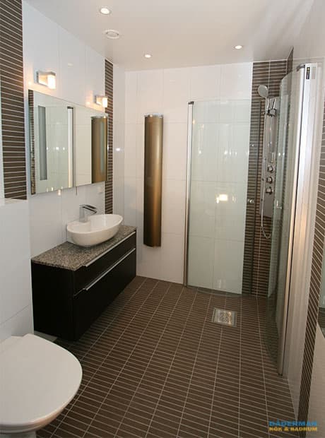 Badrum med inslag av brun mosaik