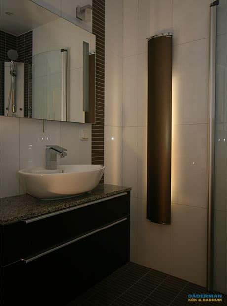 Badrum med inslag av brun mosaik