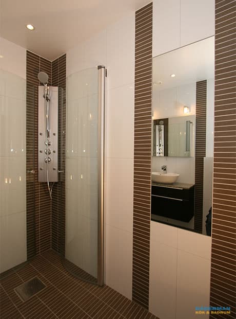 Badrum med inslag av brun mosaik