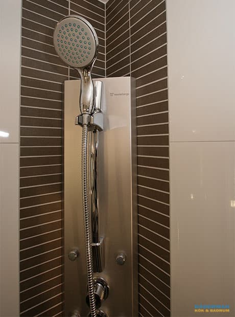 Badrum med inslag av brun mosaik