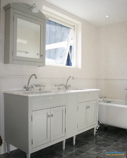 Badrum med marmorgolv och dubbelhandfat